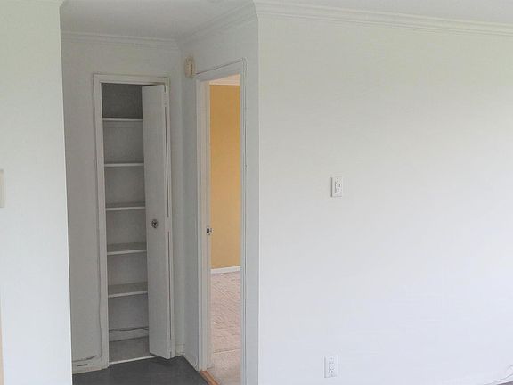 Living room - Bedrm entr