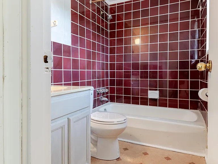 1 Bed- Bathroom