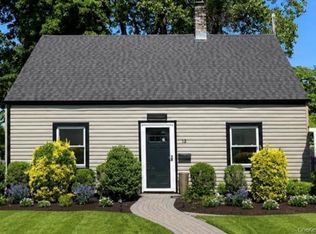 12 Garland Lane, Westbury, NY 11590