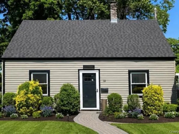 12 Garland Lane, Westbury, NY 11590