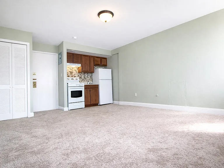 4651 Centre Ave — Photo 2