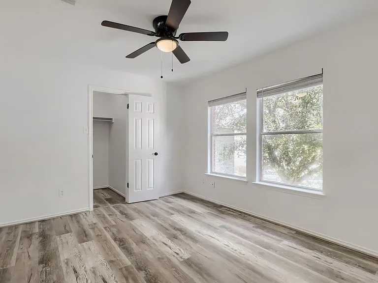 512 Woodford Dr — Photo 13