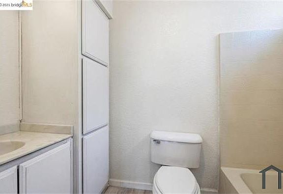 3rd image of 8304 Macarthur Blvd
