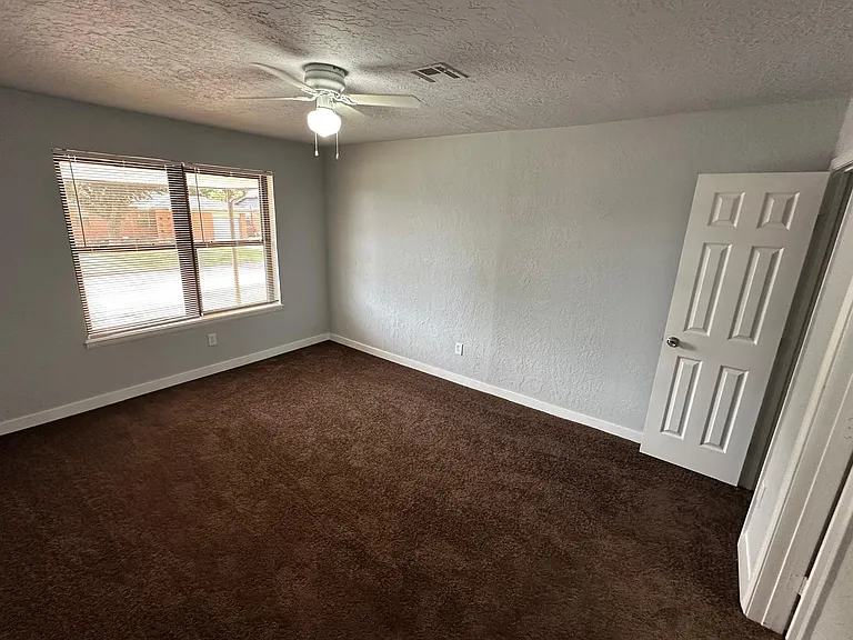 4313 NW Hoover Ave — Photo 3