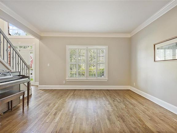 4th image of 1030 Knoll Ter