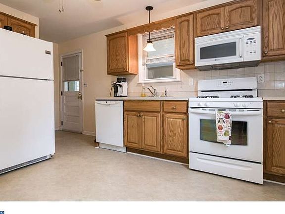 3rd image of 305 Silverbrook Dr