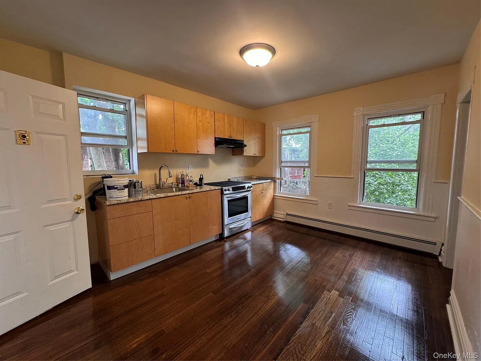 3 bed, 1.0 bath, 700 sqft, $1,600 — Photo 2