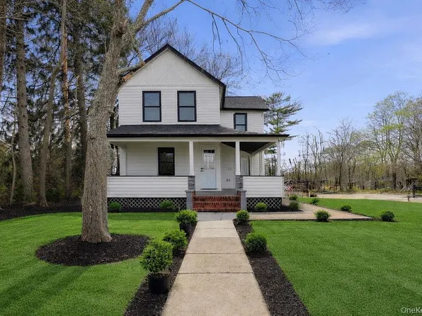 80 Swezey St, Patchogue, NY 11772