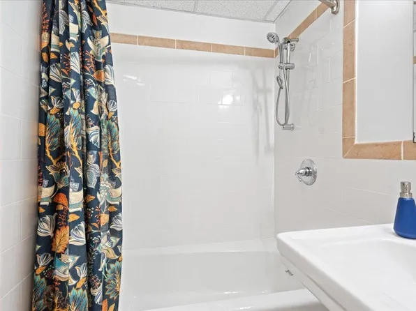 300 Communipaw Avenue image 23 of 36