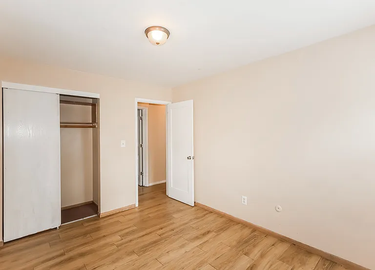 1015 York Ave — Photo 9