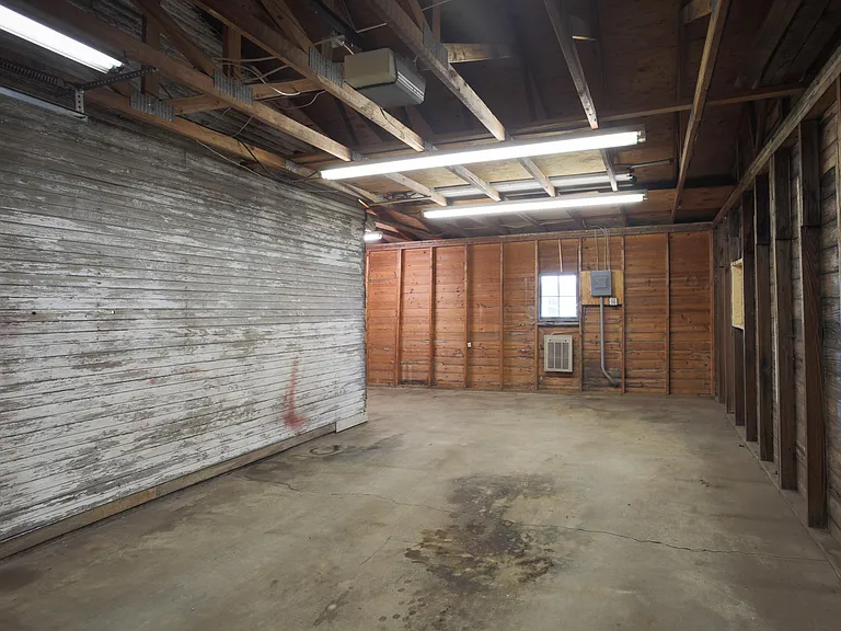 815 E Chestnut St — Photo 28