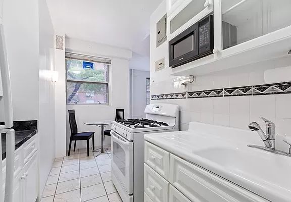 3rd image of 90 La Salle St APT 2H