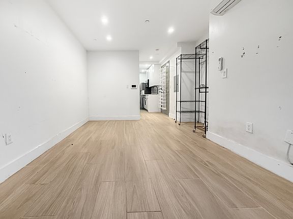 5th image of 1467 Jefferson Ave #1E