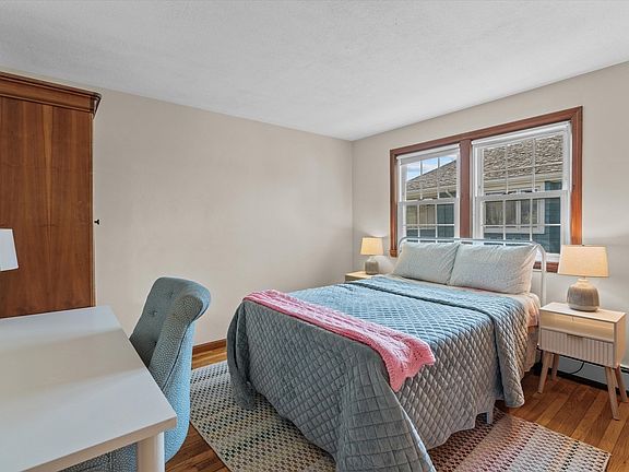 5th image of 182 Safford St Unit 1