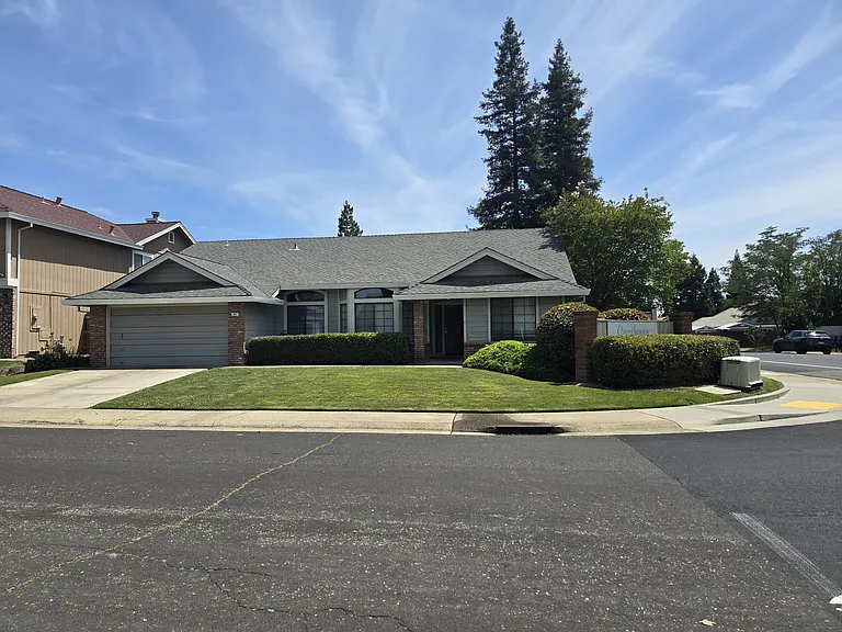 421 Community Dr — Photo 2