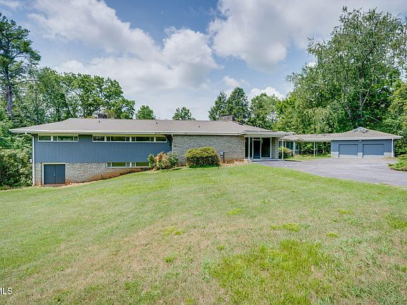 3rd image of 209 Maple Tree Dr