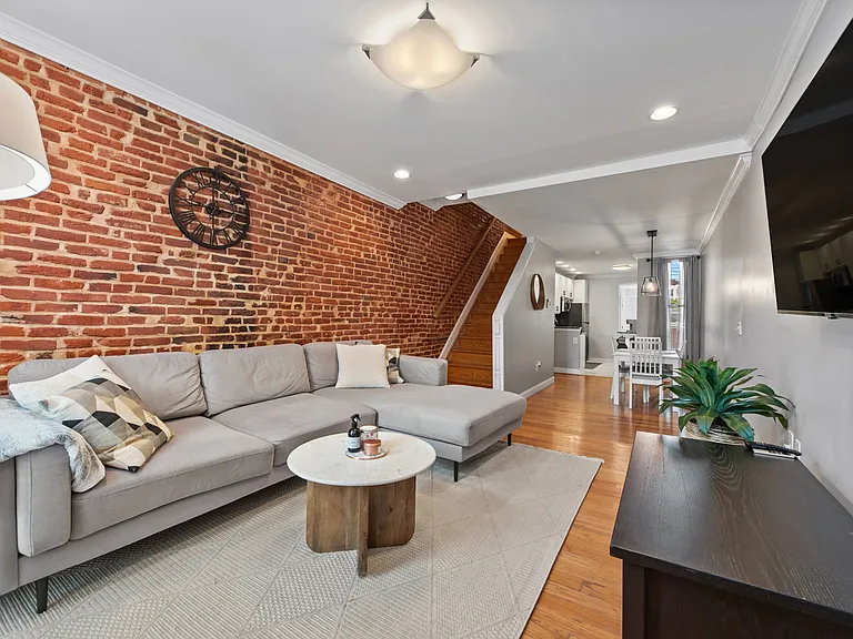8 E Randall St — Photo 2