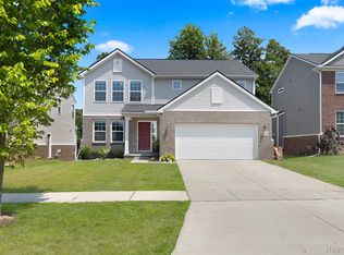 21422 Navarra Dr, South Lyon, MI 48178