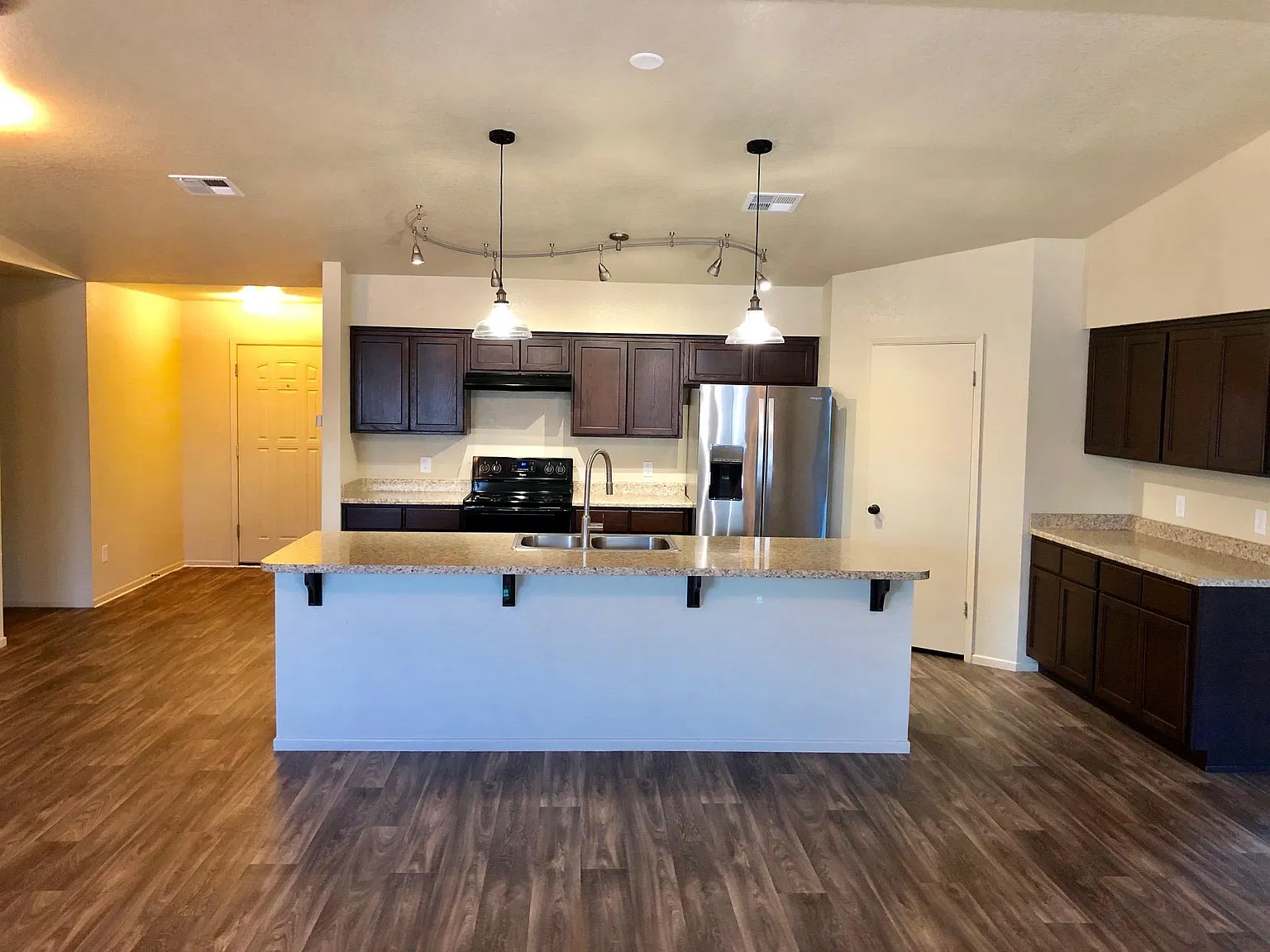 5 bed, 2067 sqft, $2,100 — Photo 2