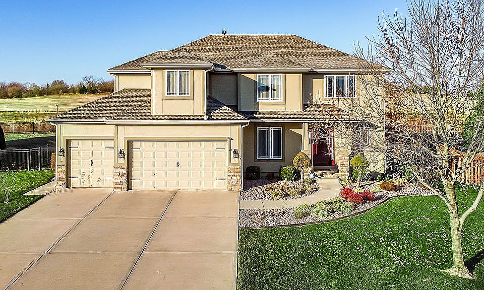 1st image of 704 Willow Dr