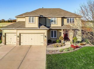 704 Willow Dr, Lansing, KS 66043