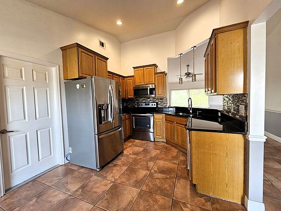 3rd image of 602 Brooke Ct