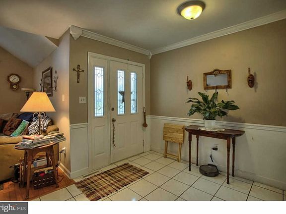 5th image of 323 Daniel St