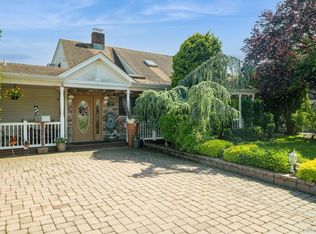 17 Piper Ln, Levittown, NY 11756