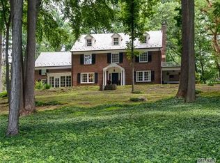 522 Manhasset Woods Rd, Manhasset, NY 11030