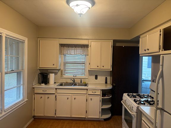 3rd image of 43 Hannah St