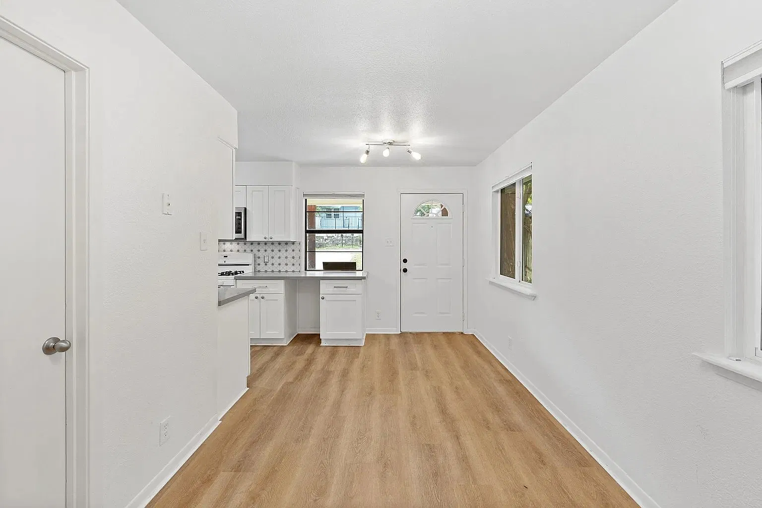 Rooms for Rent All Utilities Included | Pet-Friendly | Prime East Austin Location! — Photo 2