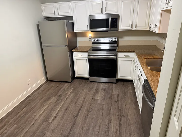 Sunset Square Apartments — Photo 13