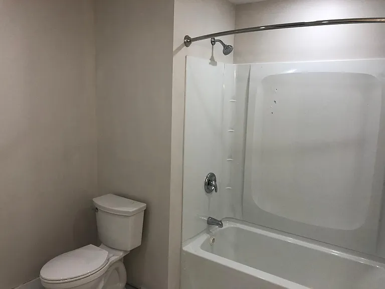 Upstairs full bathroom.