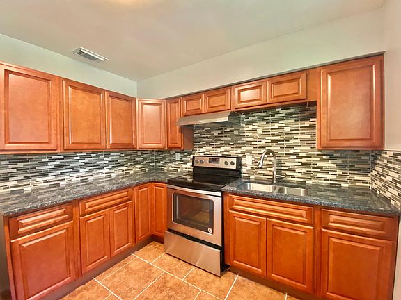5th image of 555 Kings Way