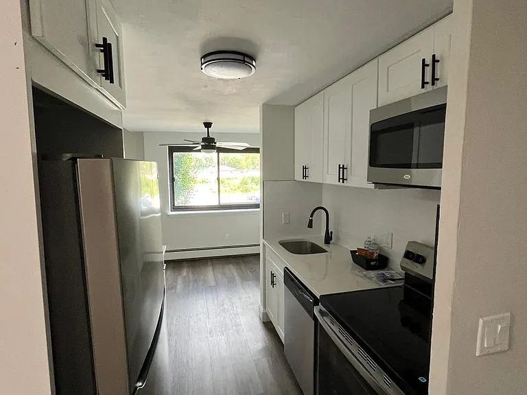 Country Club Apartments — Photo 10