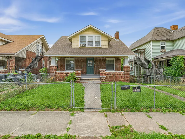2315 Linden Ave #1 — Photo 2