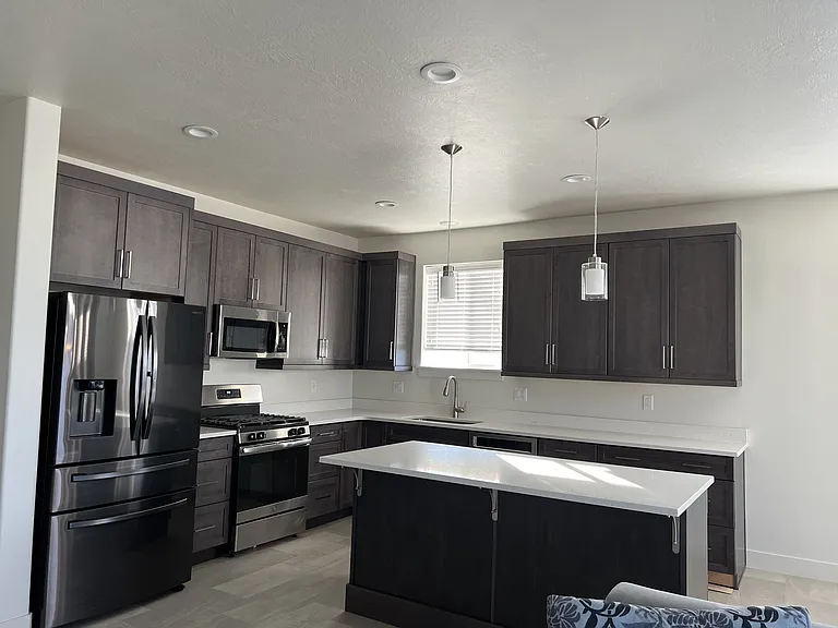 Kitchen with large Island