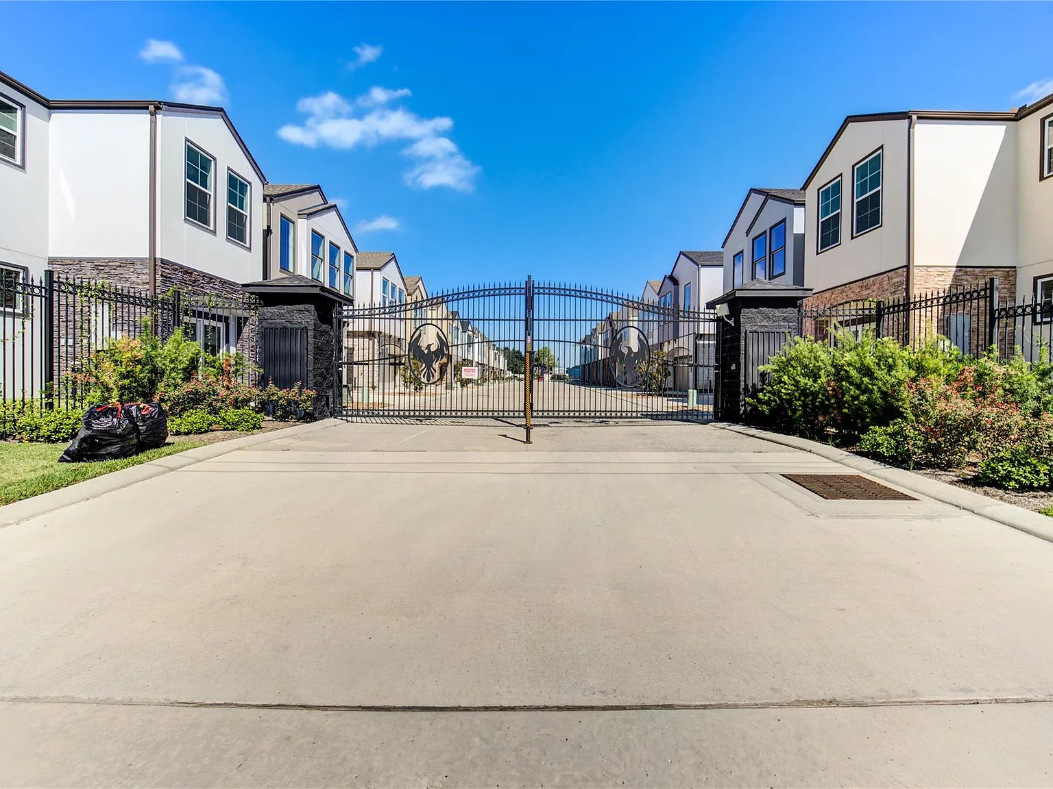 3 bed, 2.5 bath, 2294 sqft, $3,200 — Photo 4