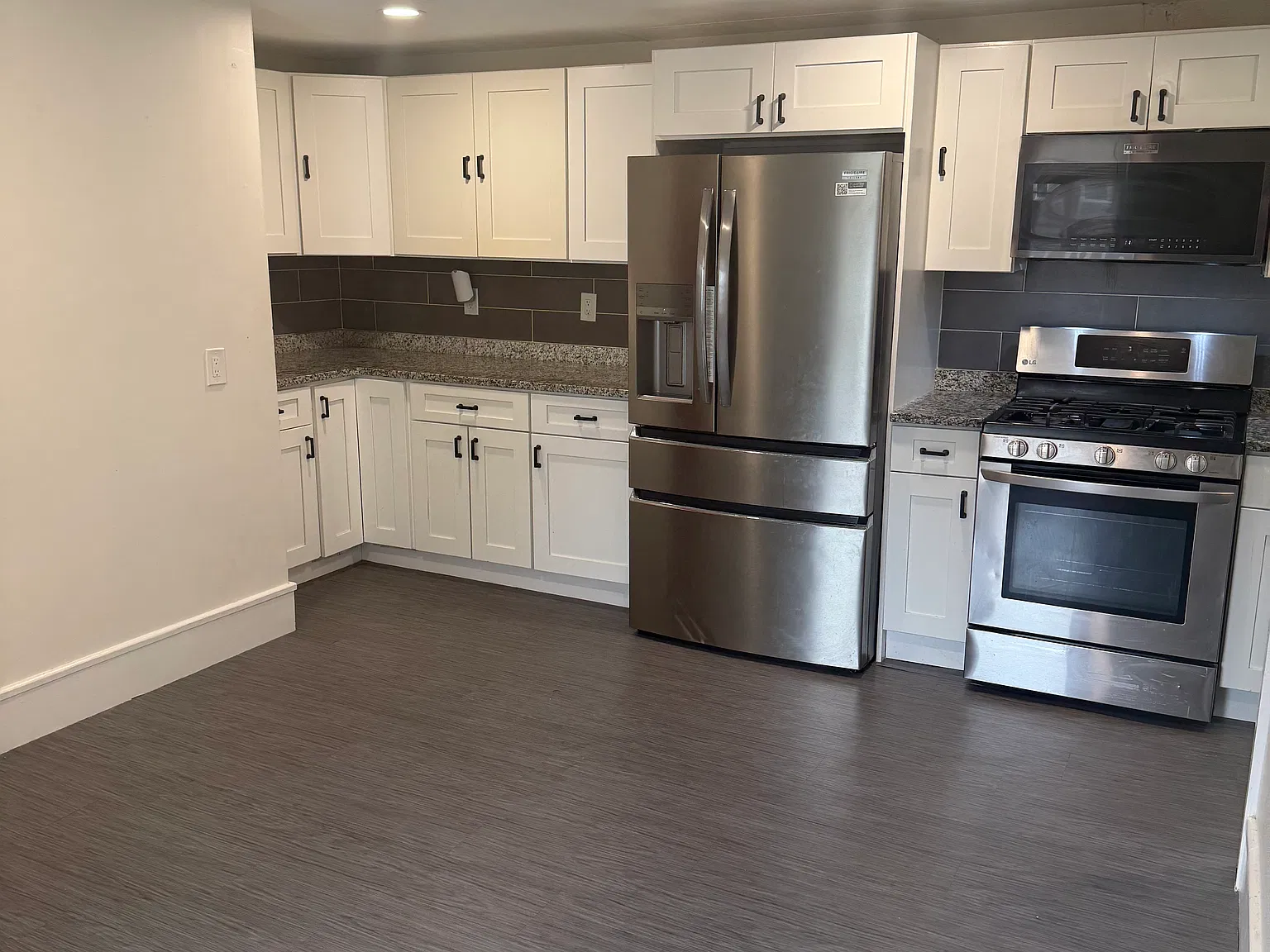 3 bed, 9999 sqft, $3,100 — Photo 2