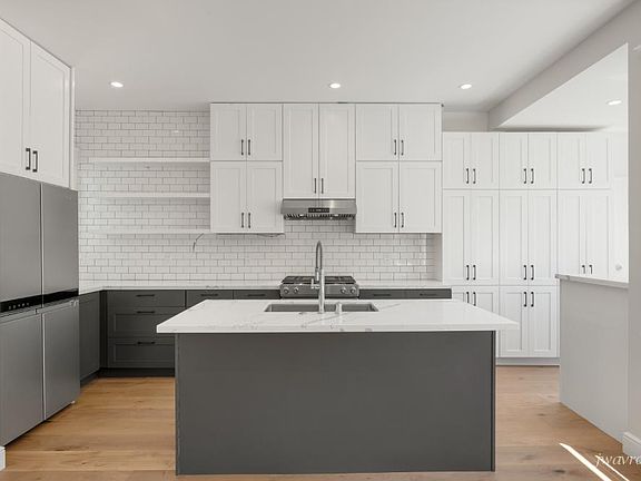 3rd image of 439 Oak St
