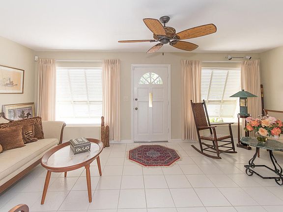 5th image of 330 Edwards Ln