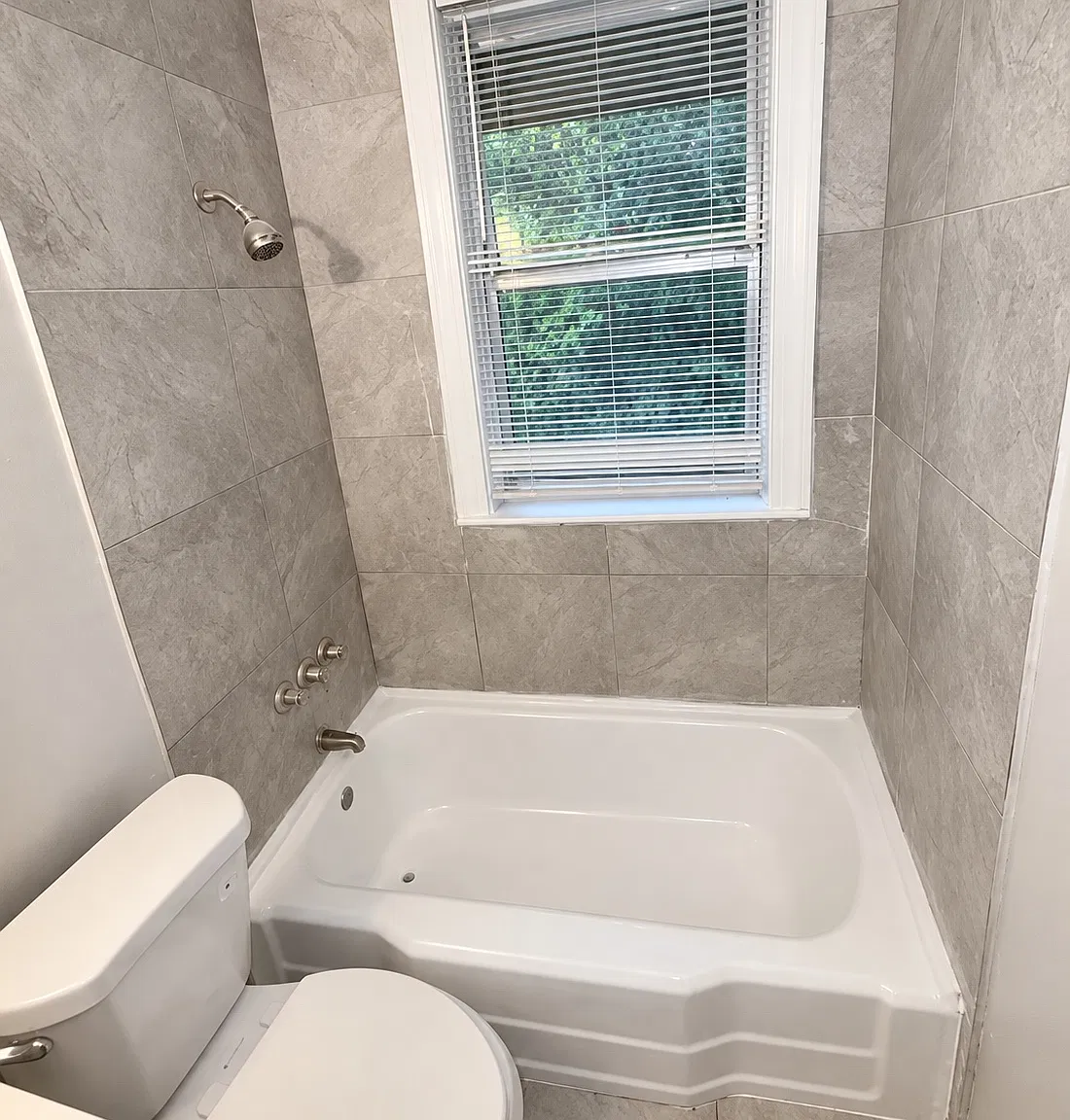 3 bed, 916 sqft, $1,170 — Photo 2