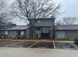 738 Circle Dr, Roselle, IL 60172