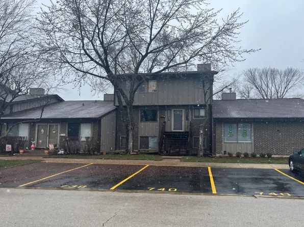 738 Circle Dr, Roselle, IL 60172