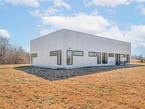 3rd image of 915 Grubbs Rd