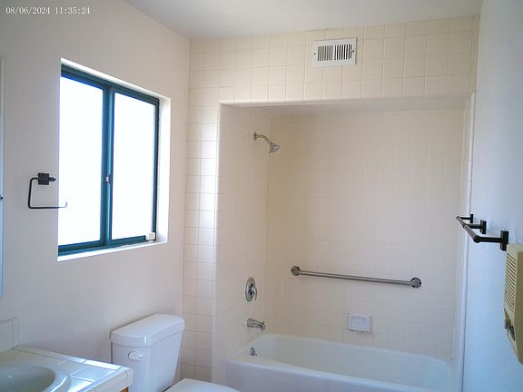 3rd image of 283 Twin Oaks Ave APT 1