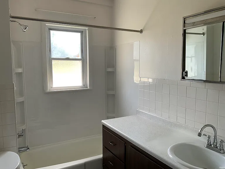 225 Marcelle Dr — Photo 7