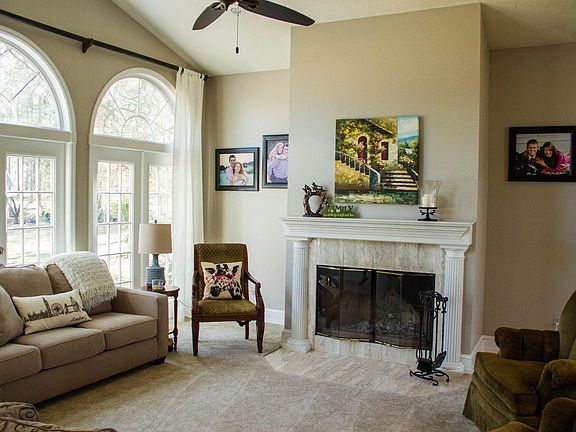 5th image of 367 SWEETBRIAR Drive SW