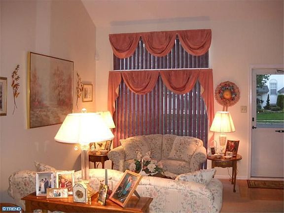 3rd image of 8 Tudor Dr
