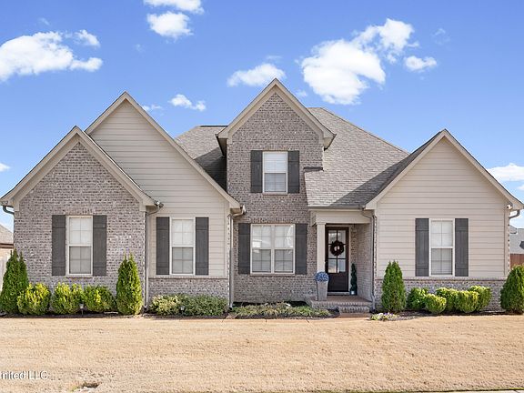 2nd image of 3132 E Jefferson Loop